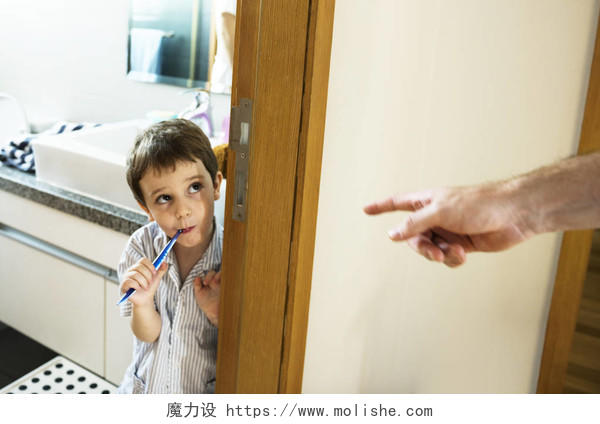 在刷牙的淘气男孩
